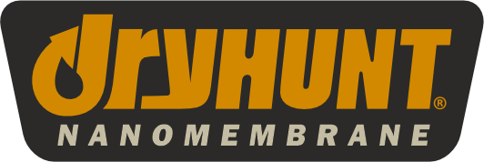 Лого на "Dryhunt" с водна капка, интегрирана в "D." По-долу, с по-малък шрифт, е думата „Наномембрана“. Текстът е в оранжево на тъмен фон.