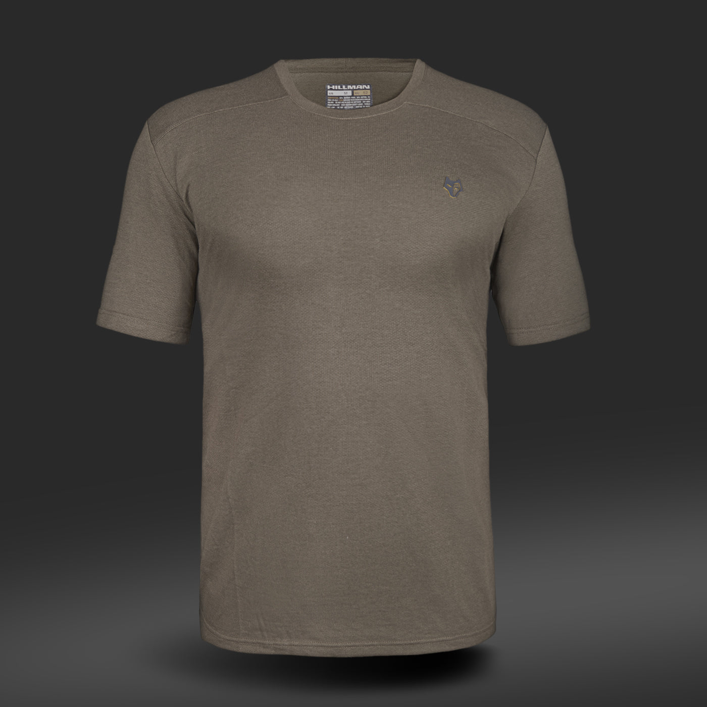 The Hillman 1UL Ловна Тениска с Къс Ръкав от Бамбук с Вентилация is an olive green, anti-bacterial T-shirt with a small logo on the left chest. Изработен от влагоотвеждаща бамбукова вискоза, той съчетава комфорт и стил и се показва на тъмно сив фон.