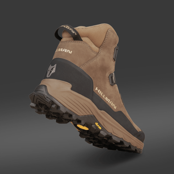 Ловни Обувки DryHunt™ | Широко ходило с грапав протектор, водоустойчиви и подходящи за лов, е показано от заден ъгъл на обикновен сив фон.