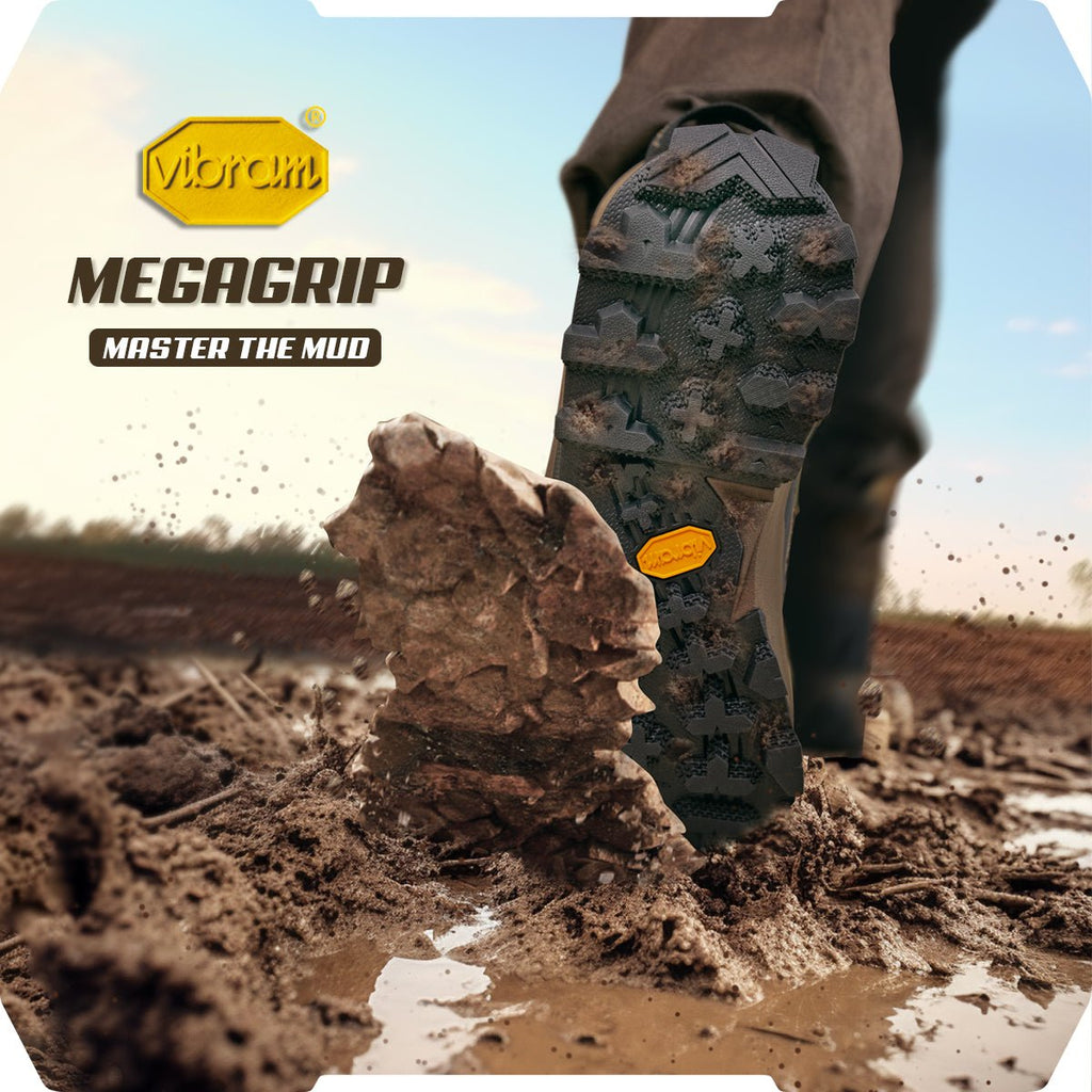 Близък план на кален ботуш с подметка Vibram MEGAGRIP, стъпваща в мокра почва. Водоустойчиви ловни обувки Hillman DryHunt™ с дишащо нано-мембрана – идеални за outdoor и лов 4-сезона.